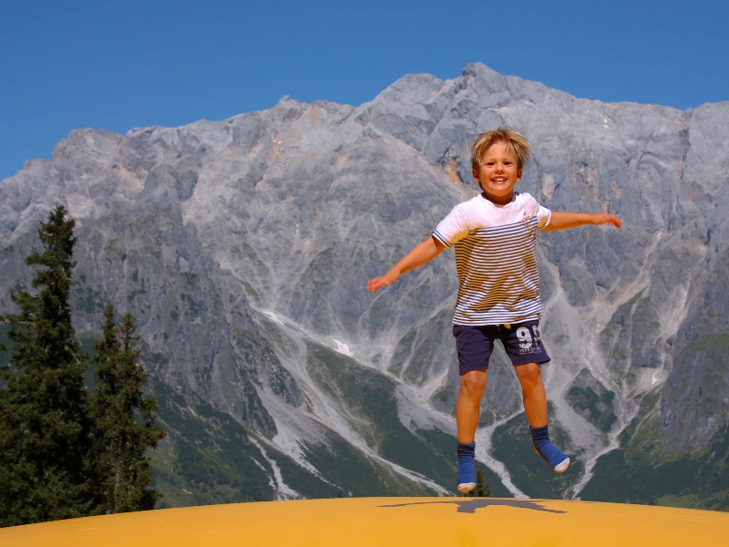 Kind vor den Alpen