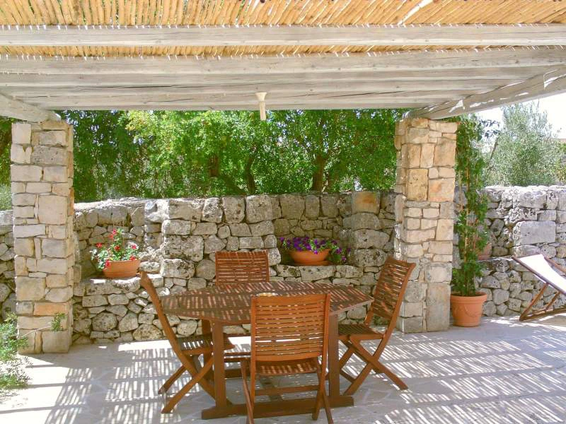 Veranda der Trulli Unterkunft in Apulien, Italien