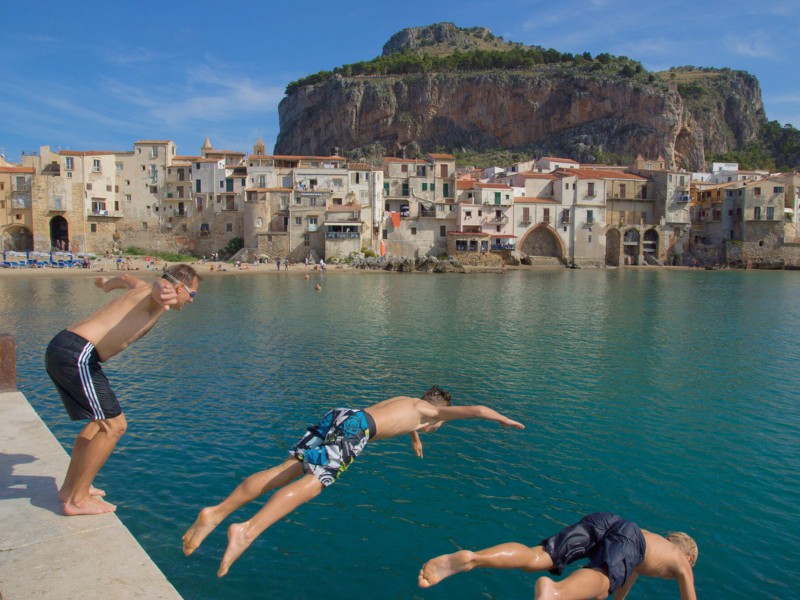 Kinder springen ins Wasser bei Cefalu