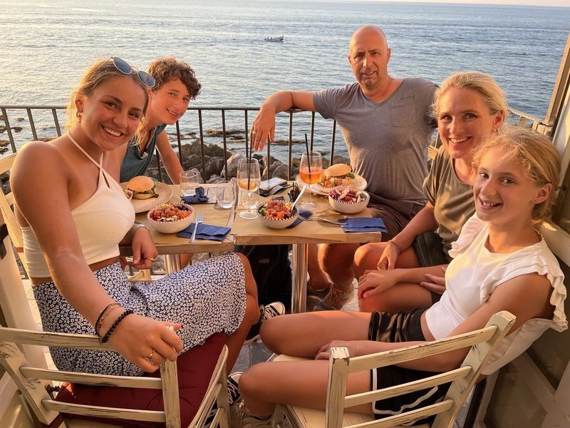 Familie beim Essen in Cefalu, Italien
