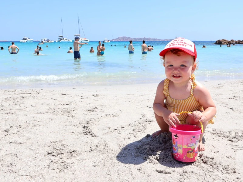 Kind spielt am Strand von Avola, Italien