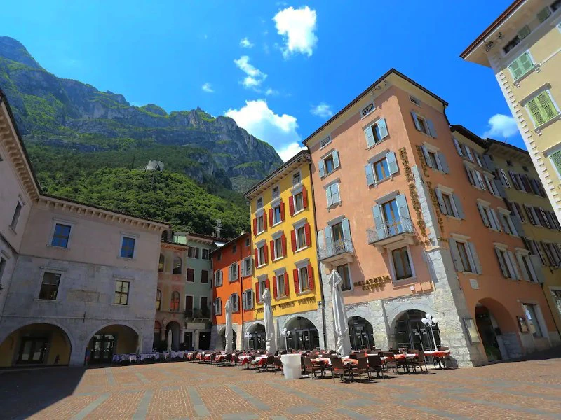 Platz vor Hotel am Gardasee bei Norditalien Rundreise