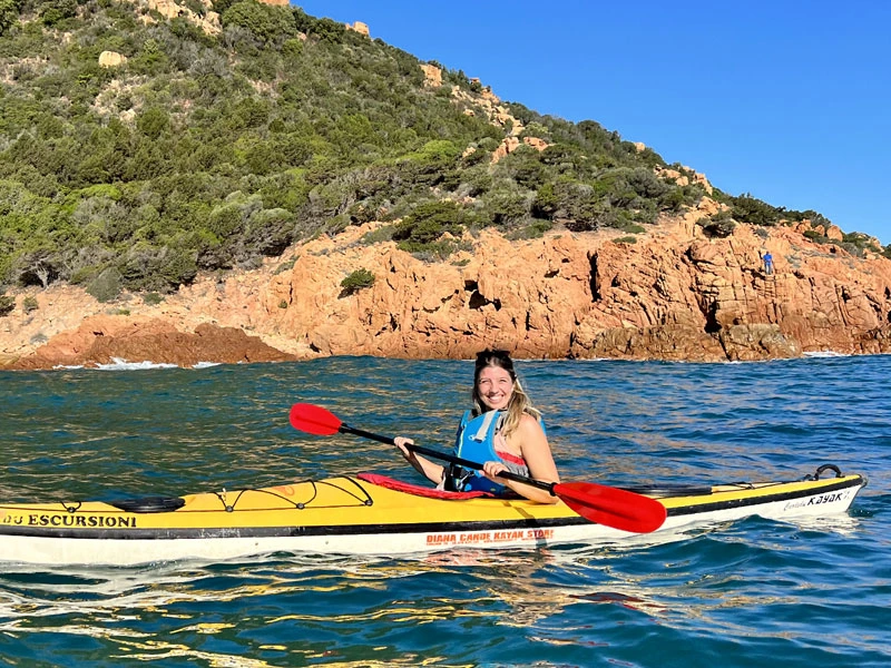 Reisende im Kanu vor Sardinien in Italien