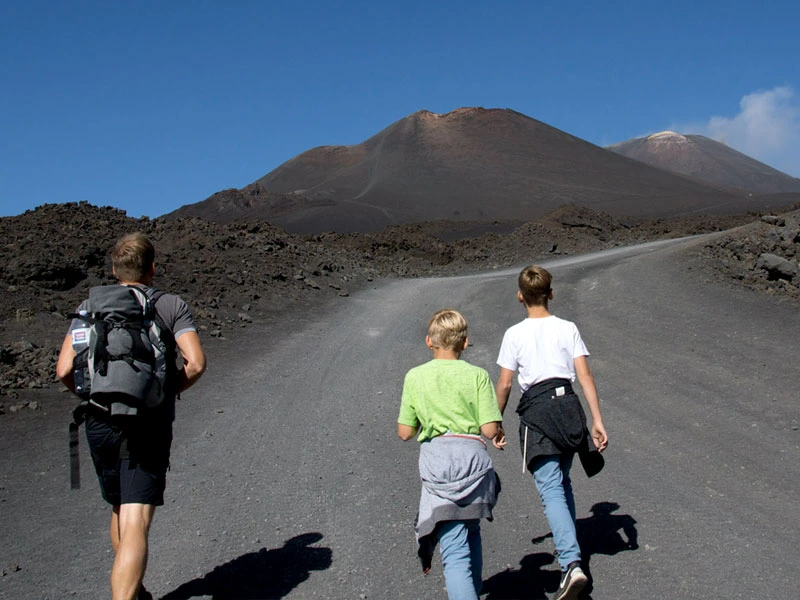 Familie beim Aufstieg zum Ätna auf Sizilien in Italien