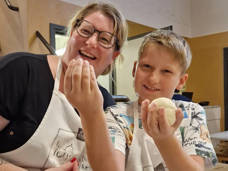 Mutter und Kind beim Eis-Workshop