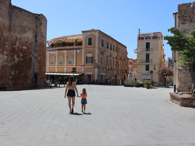 Mutter mit Kind in der Stadt in Alghero Sardinien