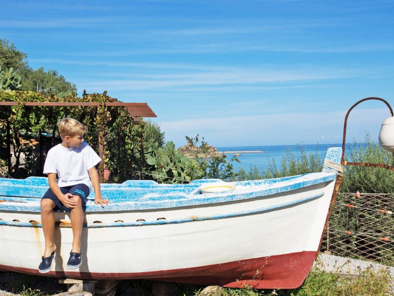 Kind auf einem Boot