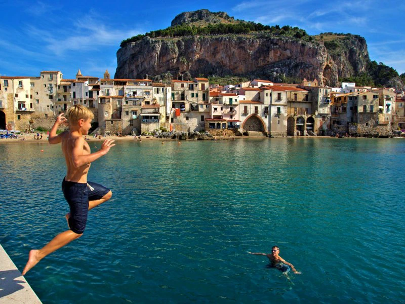 Kind springt ins Meer vor Cefalu