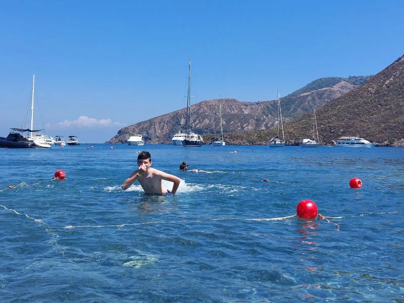 Baden am Strand von Vulcano