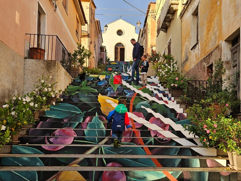 Bemalte Treppe in Arzachena auf Sardinien, Italien