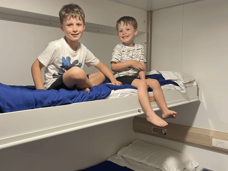 Kind in Faehrkabine in Sardinien