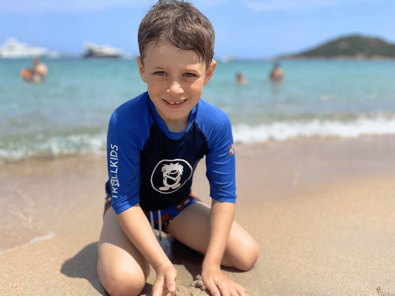 Kind am Strand n Sardinien