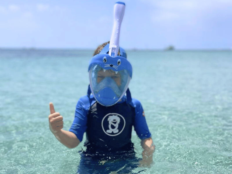 Kind mit Schnorchel in Sardinien