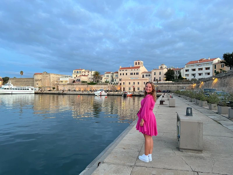 Reisende im Hafen von Alghero, Sardinien