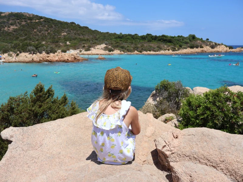 Kind vor einer Bucht an der Costa Smeralda, Italien