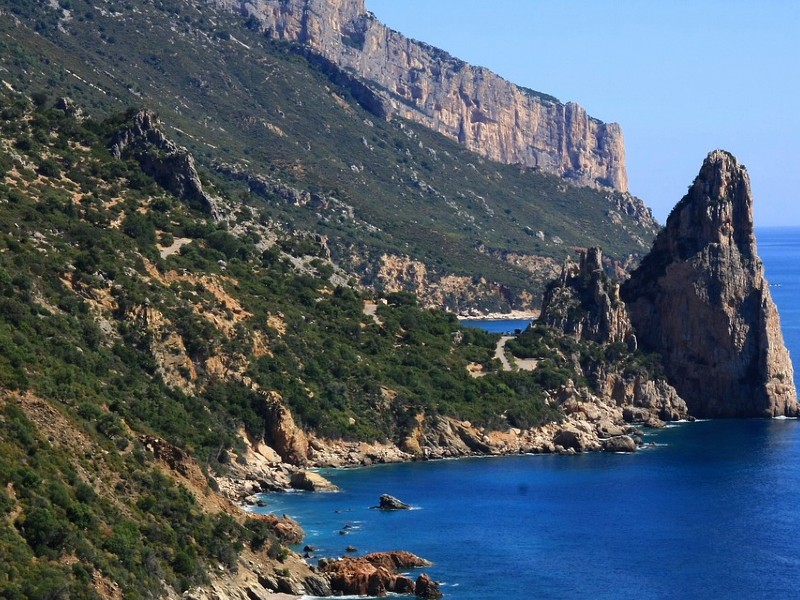 Blick auf die Küste und das Meer in Alghero, Sardinien