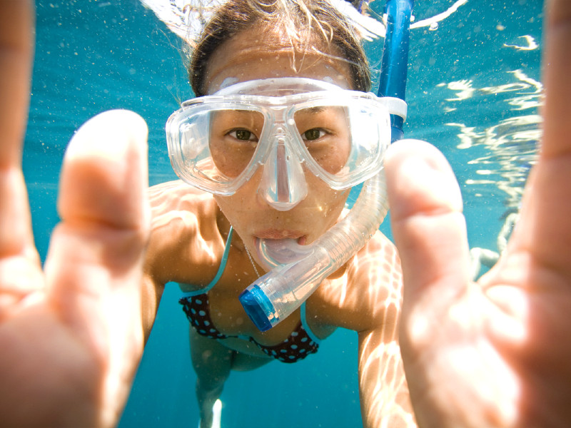 Touristin beim Schnorcheln in Giardini Naxos Italien