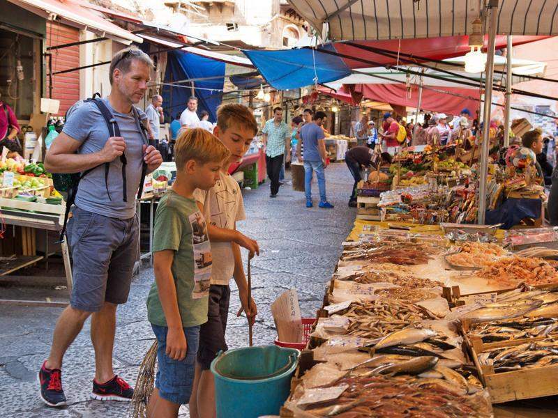 Reisende auf dem Fischmarkt in Palermo