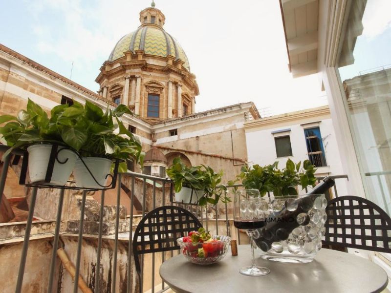 Blick vom Balkon auf eine Kirche in Palermo, Italien