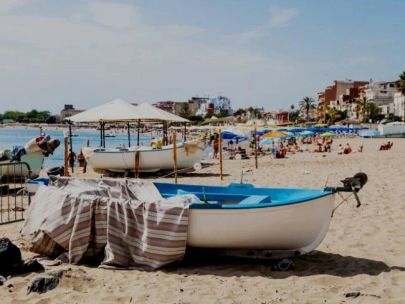 Boot am Strand von Giardini Naxos