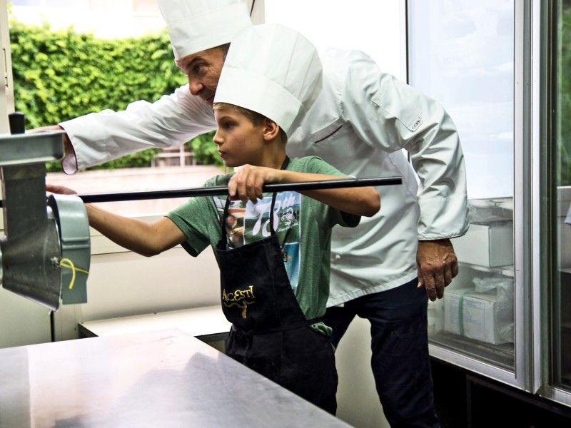 Kind beim Pizza backen in Giardini Naxos