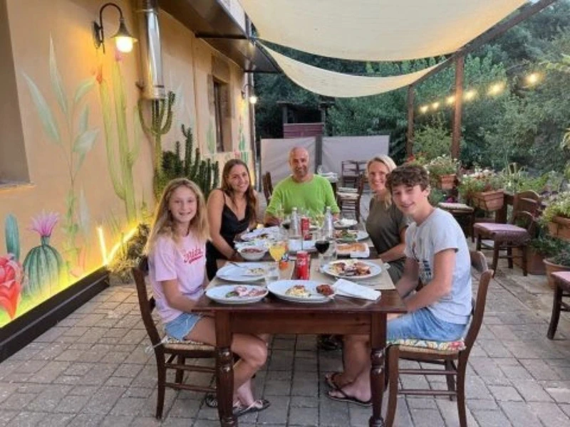 Familie beim Abendessen in Italien