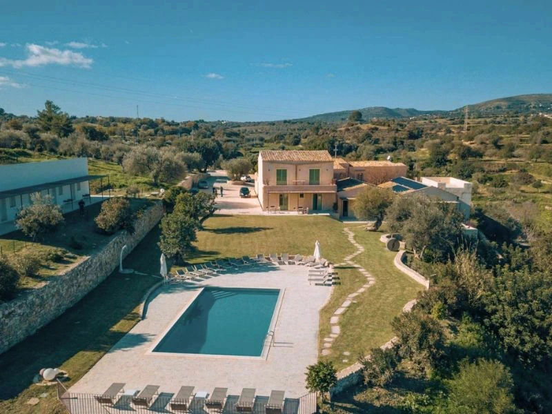 Poolbereich Ihres Hotels in Noto, Italien