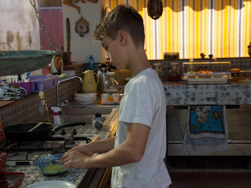Kind kocht in der Unterkunft in Noto