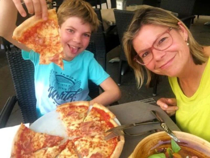 Reisende essen Pizza in Italien