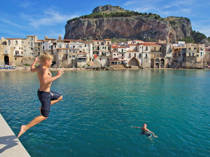 Kinder springen ins Wasser in Sizilien