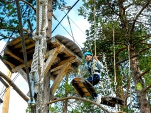 Reisende auf dem Klettergerüst im Abenteuerpark Erice