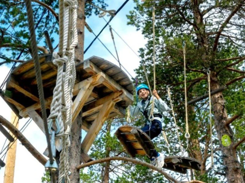 Reisende auf dem Klettergerüst im Abenteuerpark Erice