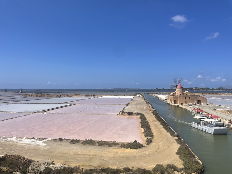 Aussicht auf die Salzebene in Marsala, Italien