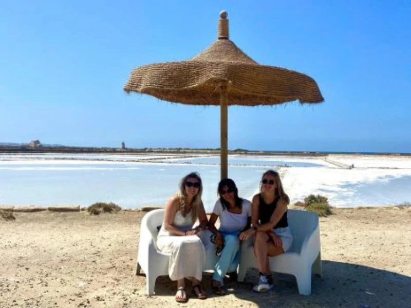 Reisende vor Salzwfläche in Marsala, Italien