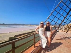 Reisende vor Salzwüsten in Marsala, Italien