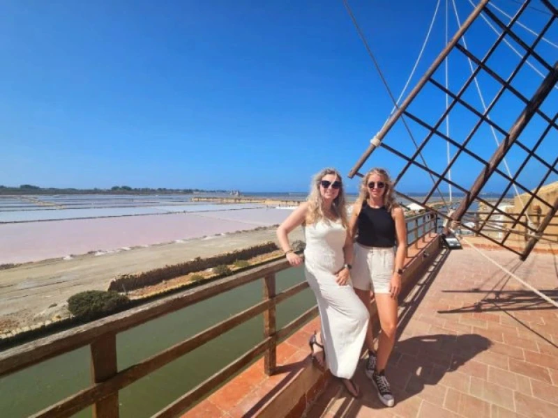 Reisende vor Salzwüsten in Marsala, Italien