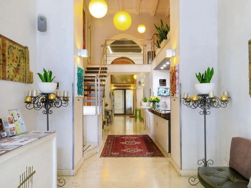 Hell und weitläufige Hotellobby in Palermo