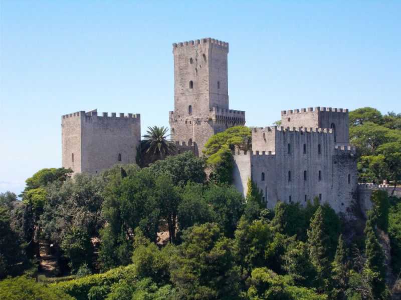 Schloss auf einem Berg aus der Ferne in Erice
