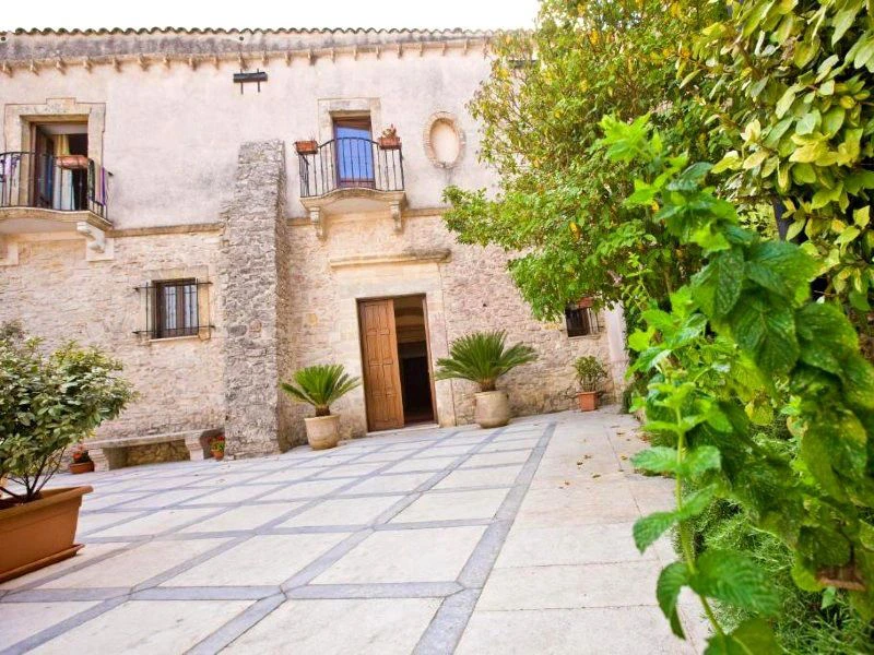 Innenhof des Hotels in Erice, Italien