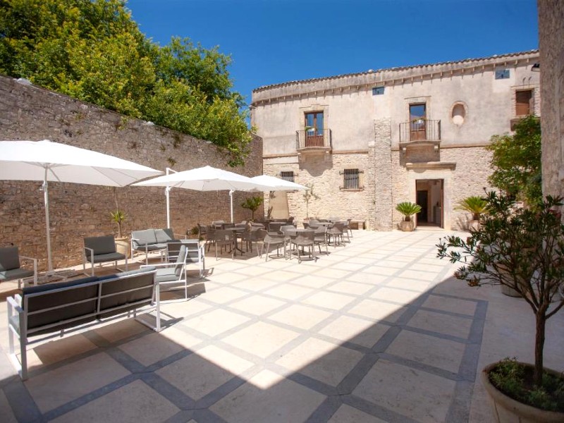 Terrasse im Innenhof von Erice, Italien
