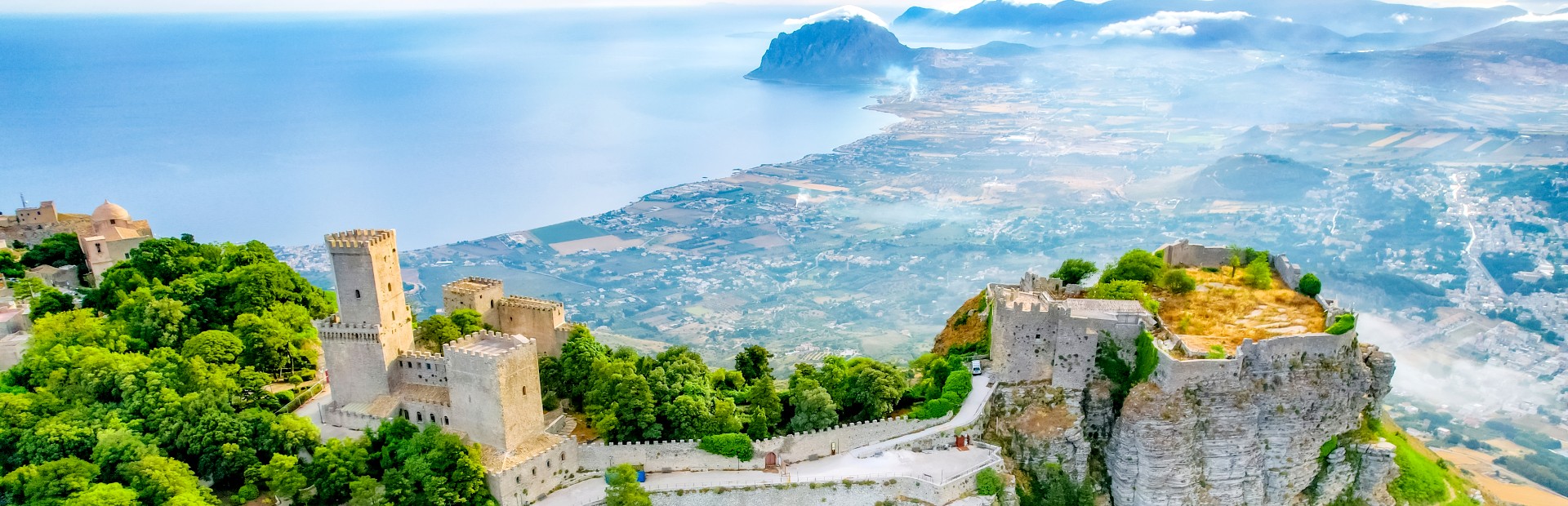 Blick auf Erice und umliegende Berge auf Sizilien, Italien