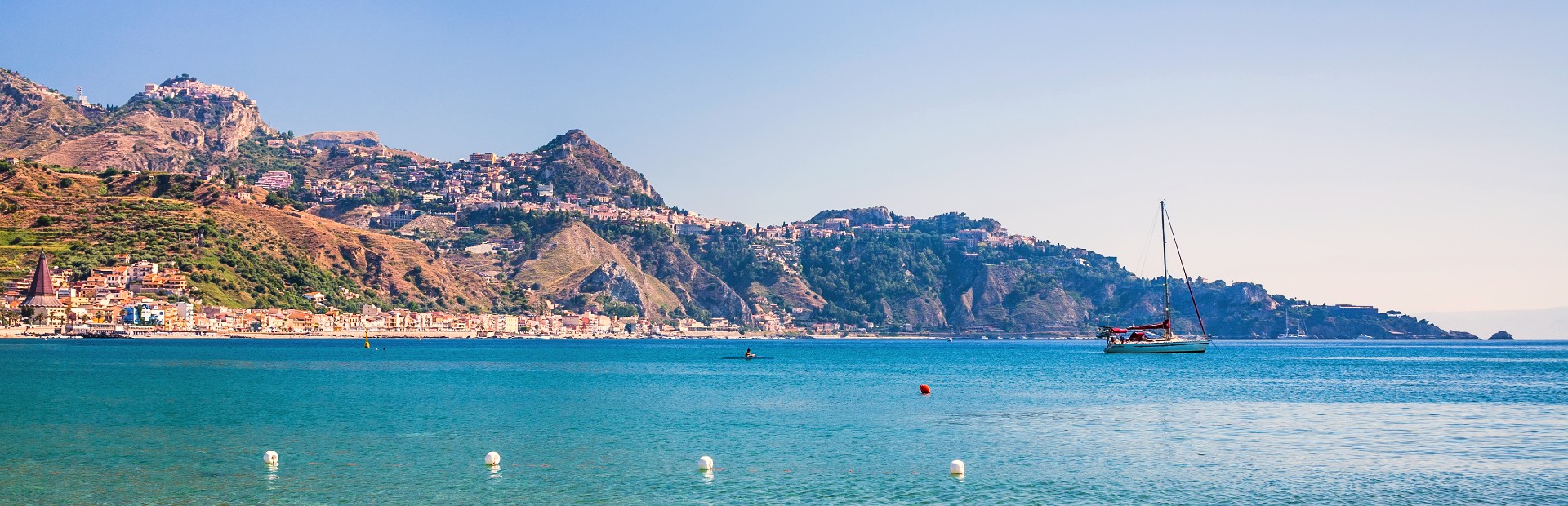 Küste von Giardini Naxos in Italien