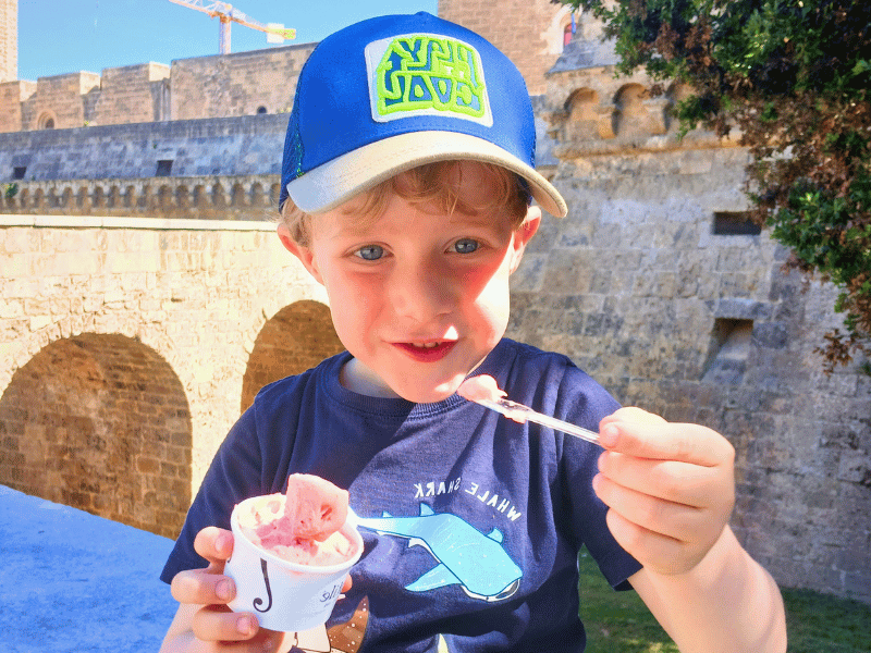 Kind mit Eisbecher in Bari in Italien