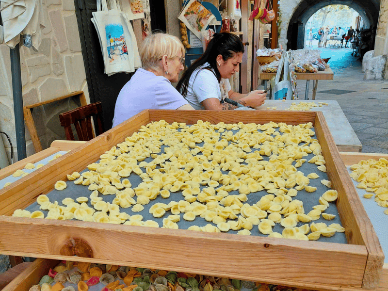 Frauen machen Pasta in Bari in Italien
