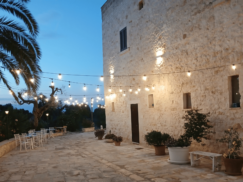 Weisse Gasse in Ostuni in Italien