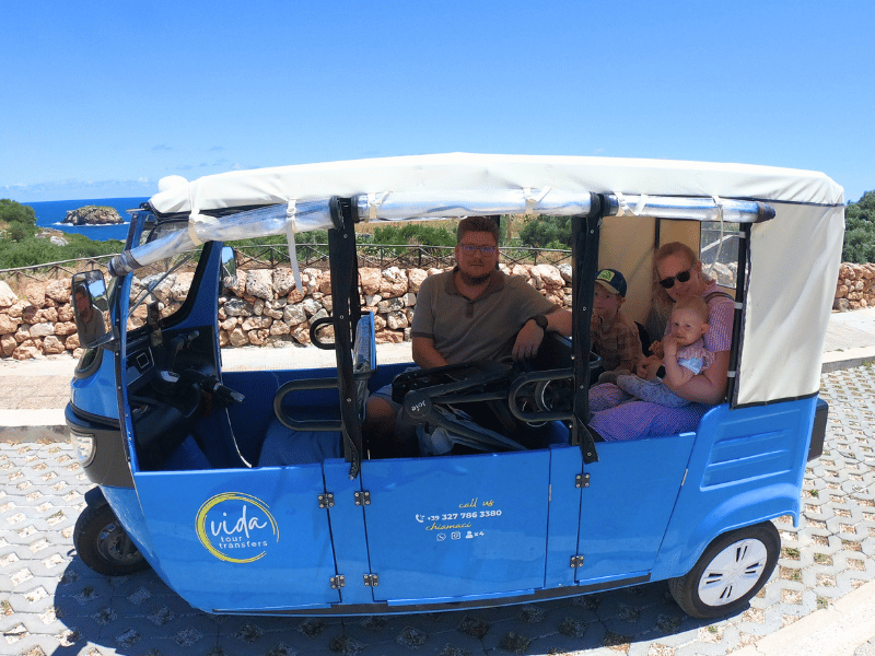Familie in Ape in Polignano a Mare in Italien