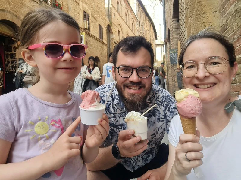 Mutter, Vater, Kind mit Eis in der Hand
