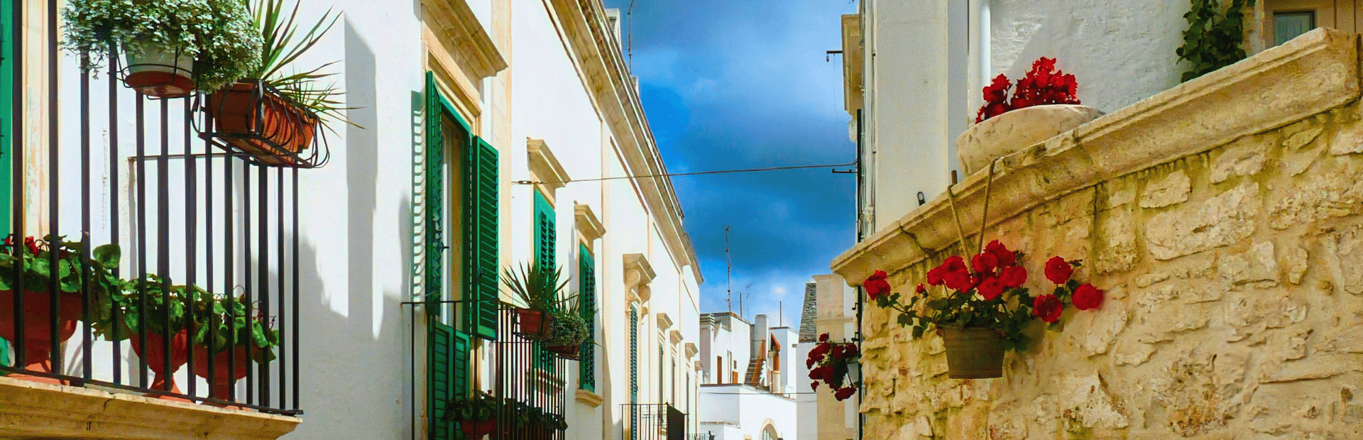 Strasse mit Blumen in Ostuni in Italien
