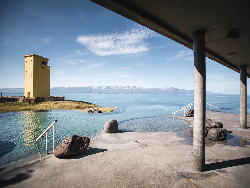 island-husavik-geosea-thermalbad-aussicht-landschaft