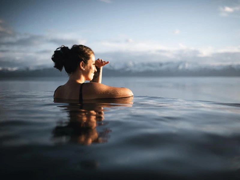 island-husavik-geosea-thermalbad-menschen